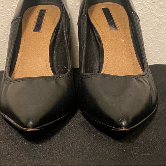 Tahari Black Napa & Patent Leather Pumps Heels Classy Details Pointy 6 Comfort - Picture 2 of 6